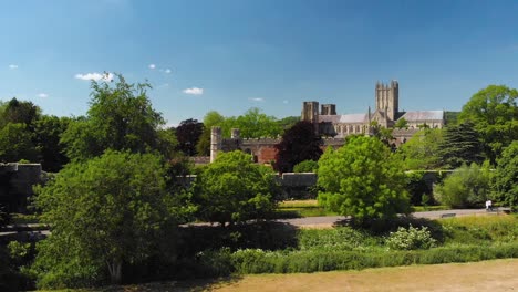 Luftaufnahme-Der-Kathedrale-Von-Wells-Und-Des-Grabens-Im-Bischofspalast,-Somerset