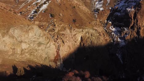 Panoramablick-Auf-Die-Berglandschaft-Mit-Wilden-Wacholderbäumen-Bei-Kaltem-Sonnenuntergang-Im-Winter-Im-Alamut-Tal-Im-Iran