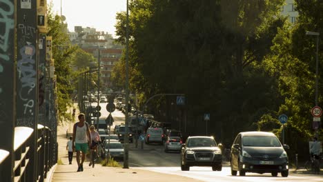 Verano-En-Berlín-Boda-En-Un-Distrito-Urbano-Con-Gente-Al-Lado-De-La-Calle