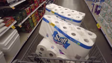 Im-Supermarkt-Ist-Ein-Einkaufswagen-Voller-Toilettenpapier