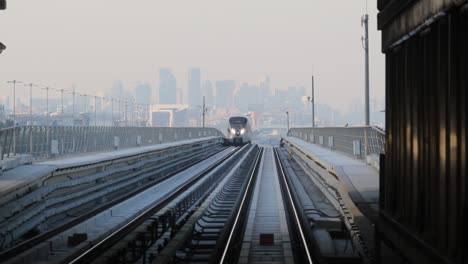 Ein-U-Bahn-Zug-Kommt-Zum-Bahnhof-In-Doha,-Katar