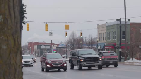 Los-Viajeros-Viajan-A-Través-De-Un-Pequeño-Pueblo-En-El-Norte-De-Michigan-Mientras-Realizan-Su-Ajetreado-Día.