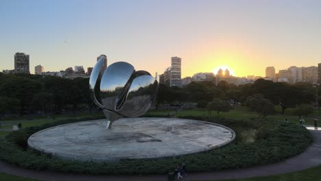 Dolly-In-Der-Stahlskulptur-„Floralis-Generica“-Auf-Dem-Naciones-Unidas-Platz-Und-Den-Recoleta-Gebäuden-Im-Hintergrund-Zur-Goldenen-Stunde