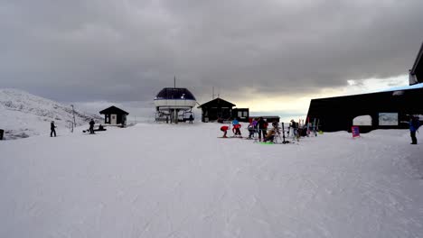 Bewegungsaufnahme-Von-Menschen,-Die-Sich-Beim-Wintersport-Auf-Dem-Gipfel-Des-Schneeresortbergs---Voss---Amüsieren