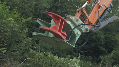 Baumscherenaufsatz-Am-Baggerbagger-Bewegt-Sich-In-Den-Wald