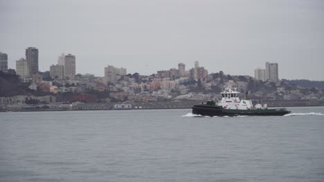 Barco-Navega-A-Través-De-La-Bahía-De-San-Francisco-Temprano-En-La-Mañana-Con-San-Francisco-Al-Fondo