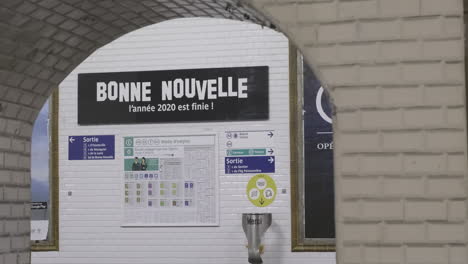 Paris,-Frankreich-–-31.-Dezember-2020:-„Bonne-Nouvelle“-Hexe-Bedeutet-„gute-Nachricht“,-U-Bahn-Stationsschild-Entführt