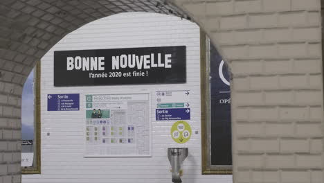 París,-Francia---31-De-Diciembre-De-2020:-La-Bruja-&quot;bonne-Nouvelle&quot;-Significa-&quot;buenas-Noticias&quot;-Signo-De-La-Estación-De-Metro-Secuestrado