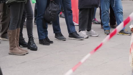 Füße-Von-Demonstranten,-Die-In-Einem-Sperrgebiet-Mit-Absperrungen-Stehen