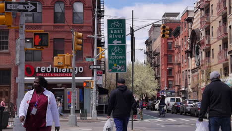 Tráfico-Callejero,-Peatones-Caminando-Por-El-Paso-De-Peatones-Del-Lower-East-Side-En-Manhattan,-Nueva-York