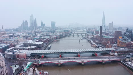 Drone-Aéreo-Con-Plataforma-Rodante-De-Nieve-De-Londres-Disparado-Hacia-El-Icónico-Centro-De-La-Ciudad-Y-El-Río-Támesis