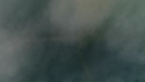 Luftaufnahme-Von-Oben-Nach-Unten-über-Wolken.-Frydman,-Polen