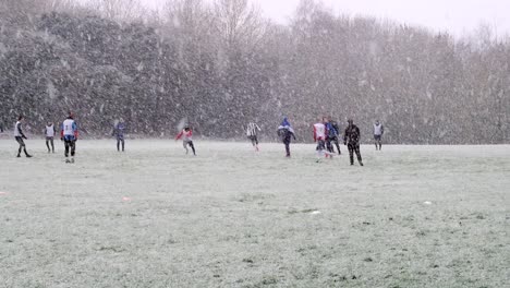 Fußball-Spielen-Im-Schnee-In-Einem-Park
