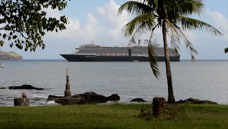 Crucero-Holland-America-Line-En-Taiohae-Bay,-Nuku-Hiva,-Islas-Marquesas,-Polinesia-Francesa