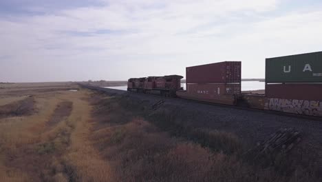 El-Giro-Rápido-Sigue-A-Los-Motores-De-Canadian-Pacific-Rail-A-Su-Paso