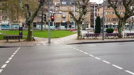 Cruce-De-Carretera-Hacia-Una-Ciudad-Turística-Vacía-Durante-El-Cierre-De-Corona,-Heidelberg,-Alemania