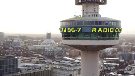 Luftaufnahme,-Wahrzeichen-Von-Liverpool,-Radio-City,-Nahaufnahme-Des-Turms,-Leere-Skyline-Der-Stadt-Während-Der-Coronavirus-Pandemie