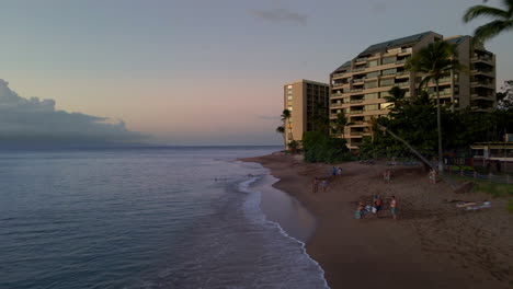 Gente-Relajándose-En-La-Playa-De-Kahana,-Maui-Al-Atardecer