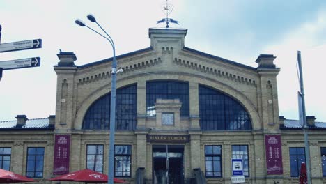 Símbolo-De-Vytis-Encima-De-La-Entrada-Al-Mercado-Del-Vestíbulo-En-El-Casco-Antiguo-De-Vilnius