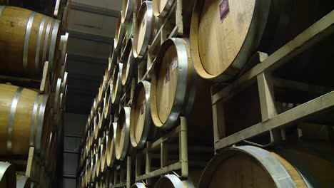 Barriles-De-Vino-Almacenados-En-El-Almacén-De-La-Bodega