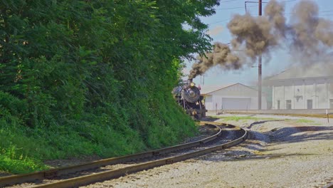 Antike-Dampflokomotive-Und-Personenwagen,-Die-Mit-Dampf-Und-Rauch-Anfahren