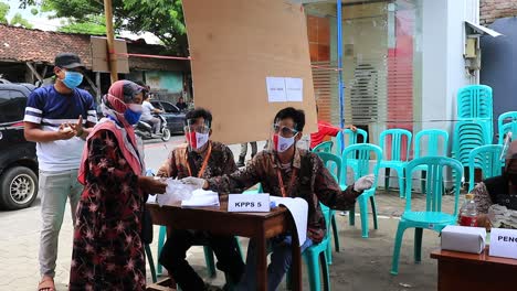 Not-focus-clip,-Election-activities-for-the-mayor-or-regional-head-at-one-of-the-polling-stations,-Pekalongan