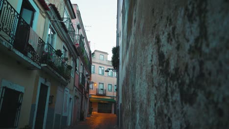 Lissabon-Alte-Schmale-Straße-Mit-Blumenbalkon-Im-Morgengrauen