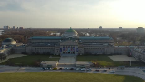 Vista-Aérea-Del-Mundialmente-Famoso-Museo-De-Ciencia-E-Industria-De-Chicago.