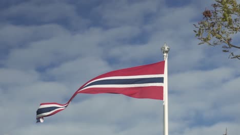 Norwegische-Flagge-Weht-In-Zeitlupe-Im-Wind