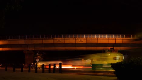 4K-Zeitraffer-Einer-Belebten-Straße-Mit-Autos-Und-Verkehr-In-Bangalore,-Indien-Bei-Nacht