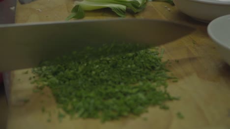 Großküche,-Koch-Schneidet-Grünen-Bok-Choi-Salat