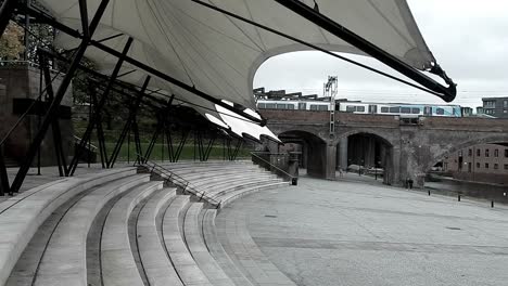 Zug-Hält-Auf-Brücke-über-Kanal.-Freilufttheater