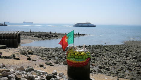 Portugal-Flagge-Vor-Dem-Meer-In-Lissabon,-Die-Im-Wind-Weht