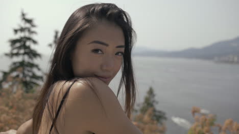 Nahaufnahme-Eines-Süßen-Asiatischen-Mädchens,-Das-In-Die-Kamera-Schaut,-Zeitlupe
