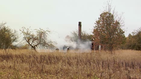 Feuerwehrleute-Richten-Wasserstrahl-Auf-Brennendes-Haus