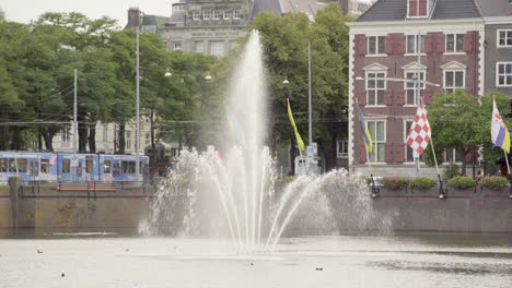 La-Famosa-Fuente-En-El-Hofvijver-En-La-Ciudad-De-La-Haya