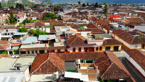 Flug-über-Dächer-In-San-Cristobal-De-Las-Casas,-Chiapas,-Mexiko