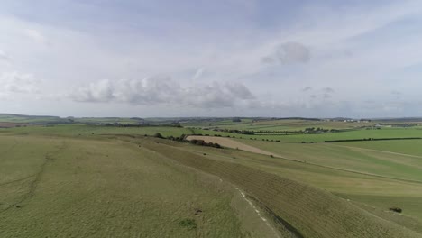 Luftaufnahmen-Vom-Maiden-Castle-Nach-Oben-Zeigen-Die-Nördlichen-Stadtmauern-Und-Die-Weite-Landschaft-Von-Dorset,-Die-Das-Gigantische-Bauwerk-Umgibt