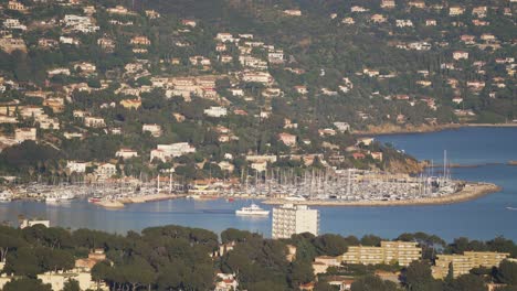 Puerto-De-Le-Lavandou-Con-Un-Gran-Barco-Navegando-A-Través