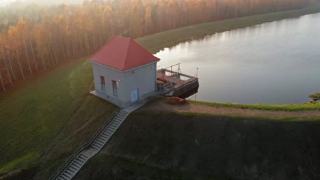 Luftaufnahme-Des-Wasserkraftwerks-In-Bielkowo