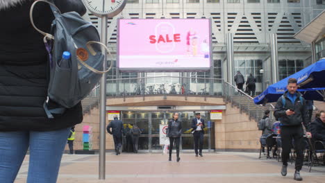 ESTABLISHING-SHOT-Canary-Wharf-London-shopping-centre-entrance-with-a-large-daylight-LED-digital-advertising-screen