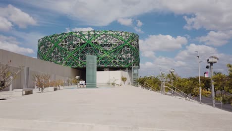 Empujando-Hacia-El-Gran-Museo-Del-Mundo-Maya-En-Merida,-Yucatan,-Mexico