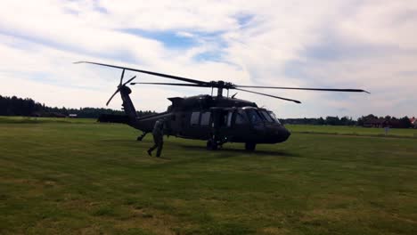 Abordando-Un-Helicóptero-Blackhawk-Despegando