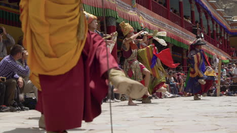 Primer-Plano-De-Pies-Bailando-En-El-Festival-Hemis-En-El-Monasterio,-Turistas-Viendo-El-Festival