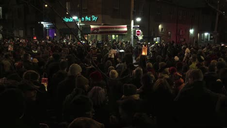 Nächtliches-Gemeindefest-Vor-Dem-Lichterfest-Auf-Dem-Kensington-Market,-Während-Sich-Die-Menschen-Auf-Die-Wintersonnenwende-Vorbereiten