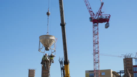 Baustellenarbeiter-Gießen-Betonhaufen