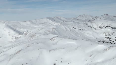 Vistas-Aéreas-De-Los-Picos-De-Las-Montañas-Desde-El-Paso-Loveland,-Colorado