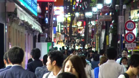 Ein-Blick-Auf-Die-Takeshita-Straße-Mit-Menschenmenge-In-Der-Nacht