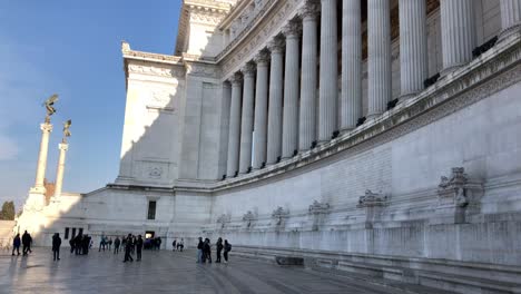 Korinthische-Säulenarchitektur-Aus-Weißem-Marmor---Touristen-Auf-Der-Besichtigung-Der-Kolonnade-In-Rom