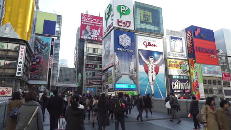 Osaka-Japan---Circa-Crowd-of-people-in-front-of-colorful-signs-at-Dotonbori-in-Osaka,-Japan